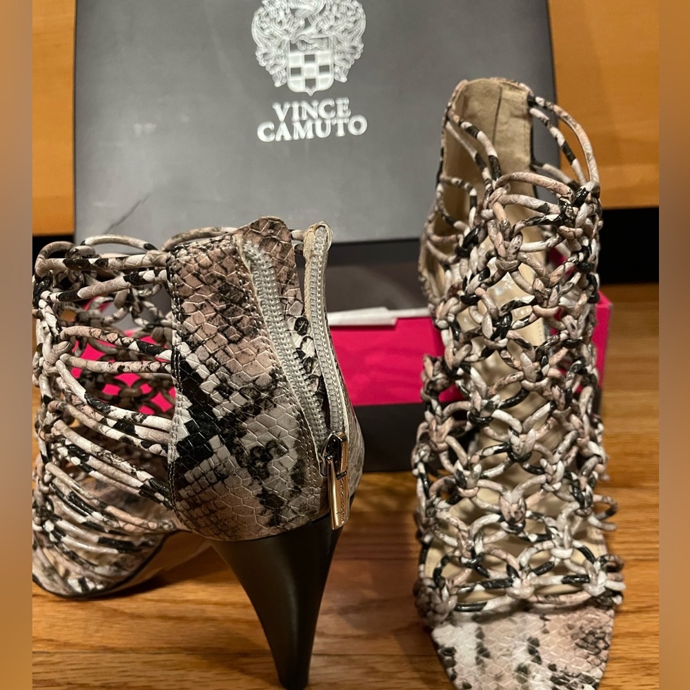 Vince Camuto AMBRINA taupe Namibia Snake Crochet P.
